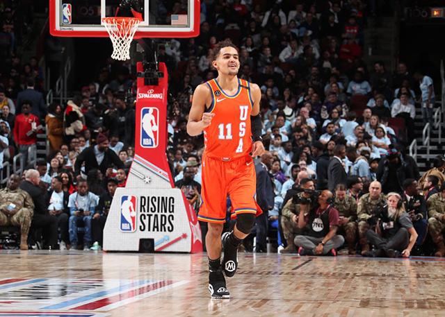  东契奇超远三分绝杀快船率独行侠惊险过关